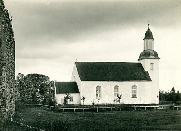 File:Karksi kirik varemete keskel 1912 [Eesti Rahva Muuseum 213-89_www.muis.ee].jpg